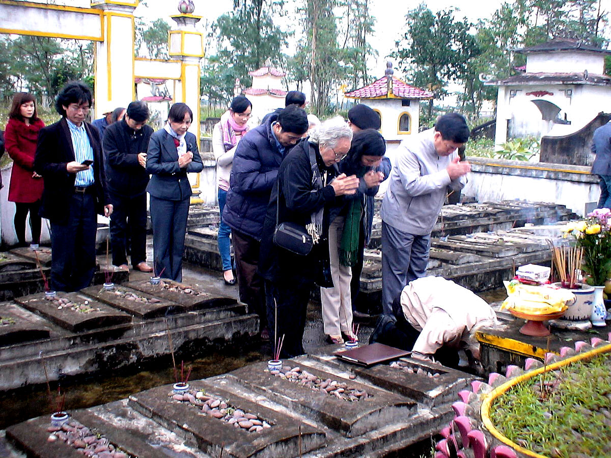 Click to view next photo