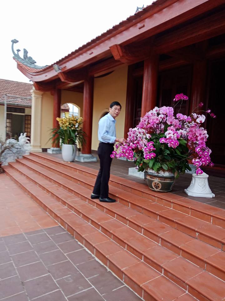 Click to view next photo