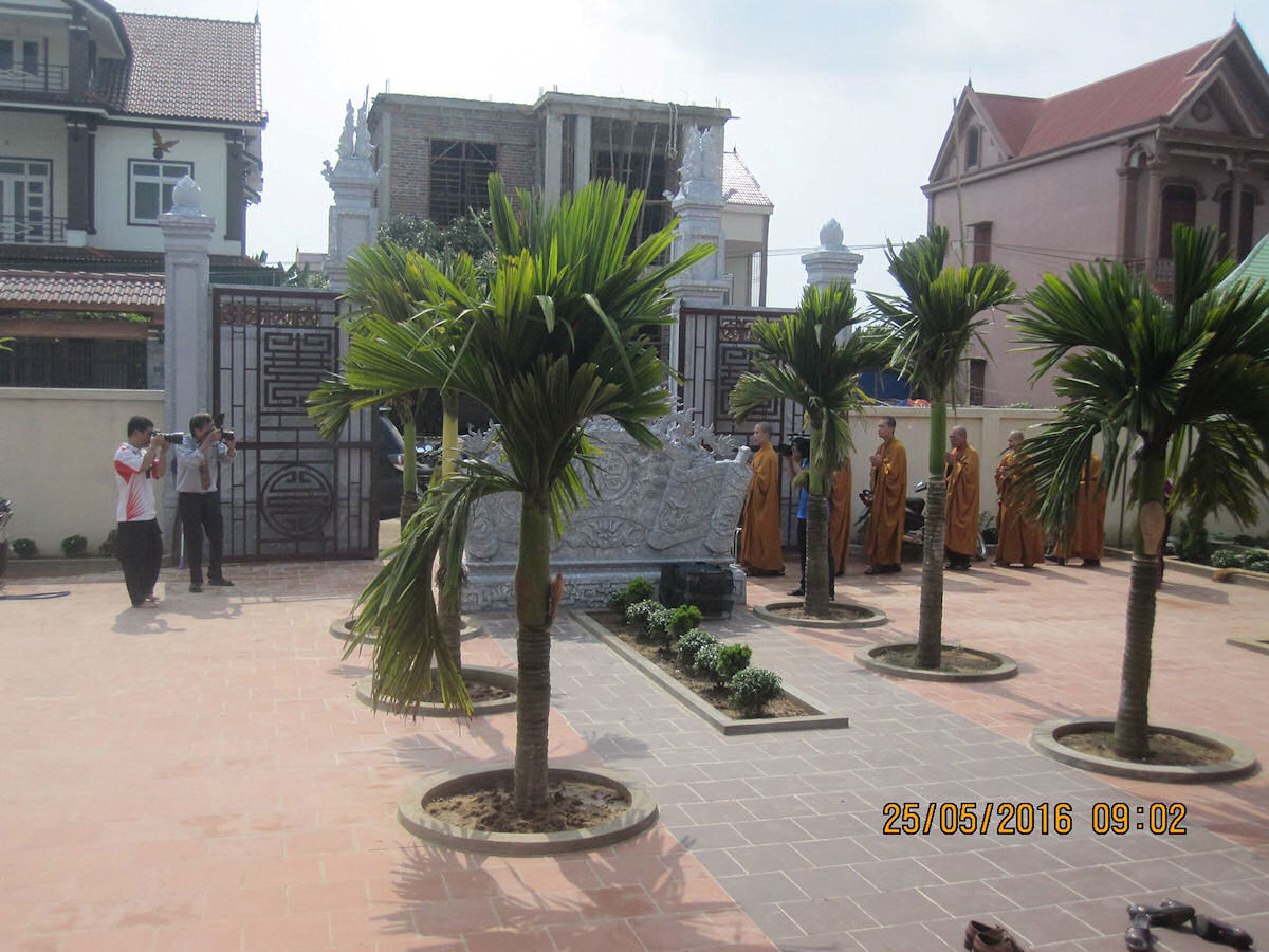 Click to view next photo