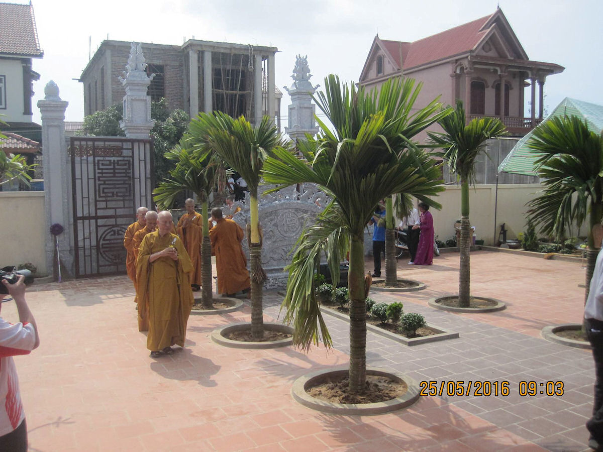 Click to view next photo