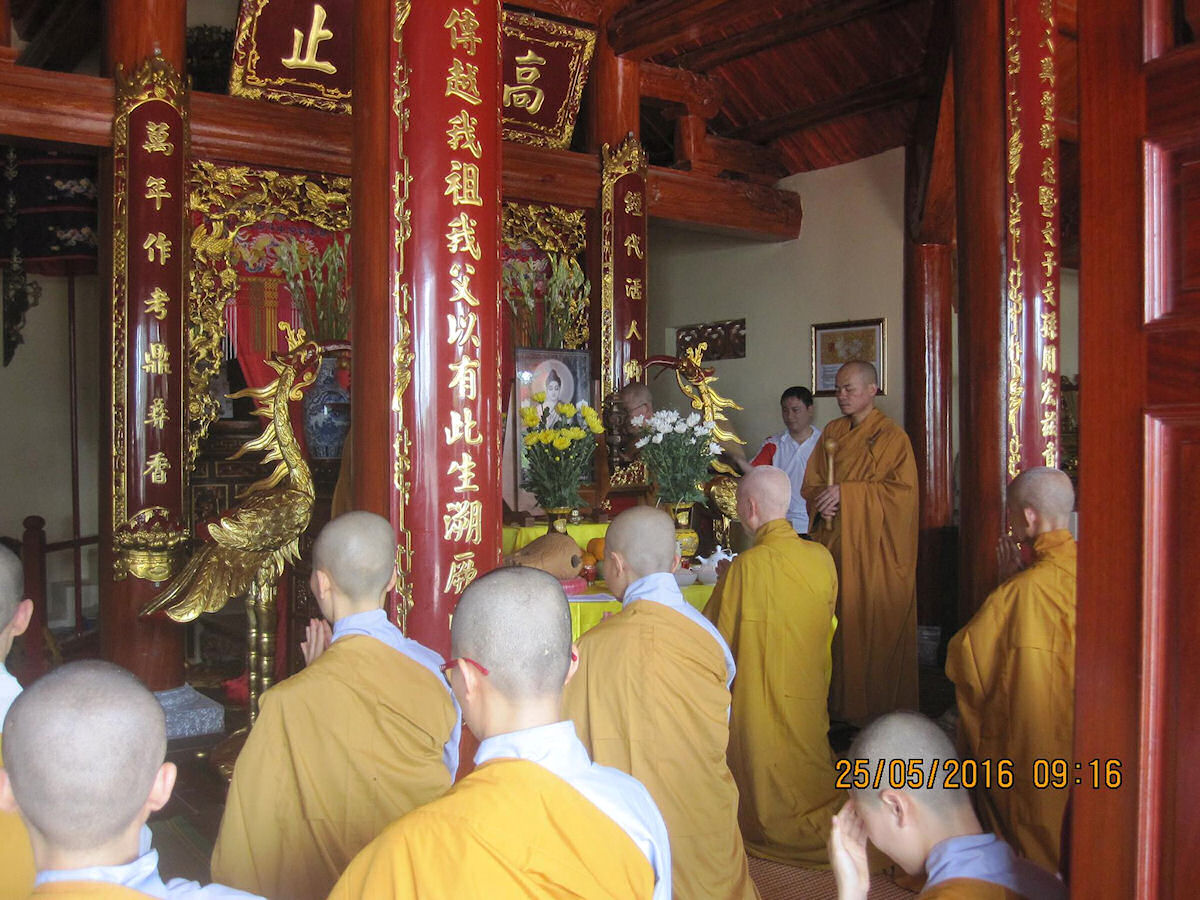 Click to view next photo